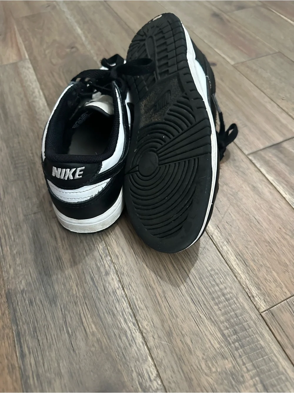 Nike Kids Black and White Low-Top Sneakers with Swoosh size 3Y